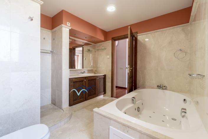 Image No.26-5 Bed Chalet for sale