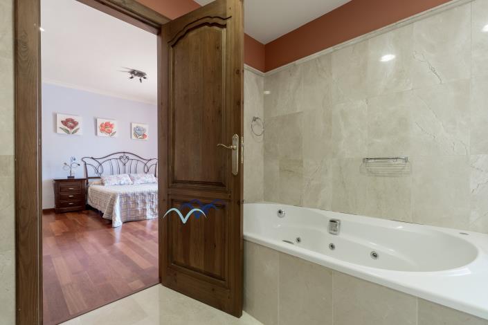 Image No.25-5 Bed Chalet for sale