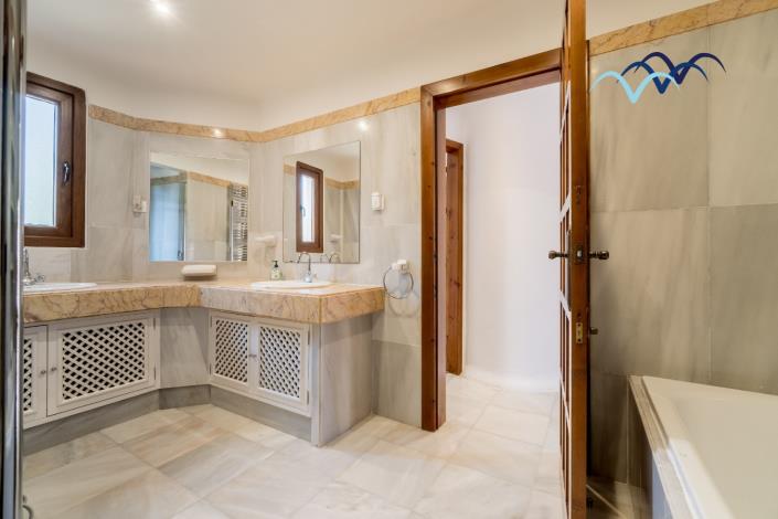 Image No.44-4 Bed Villa / Detached for sale