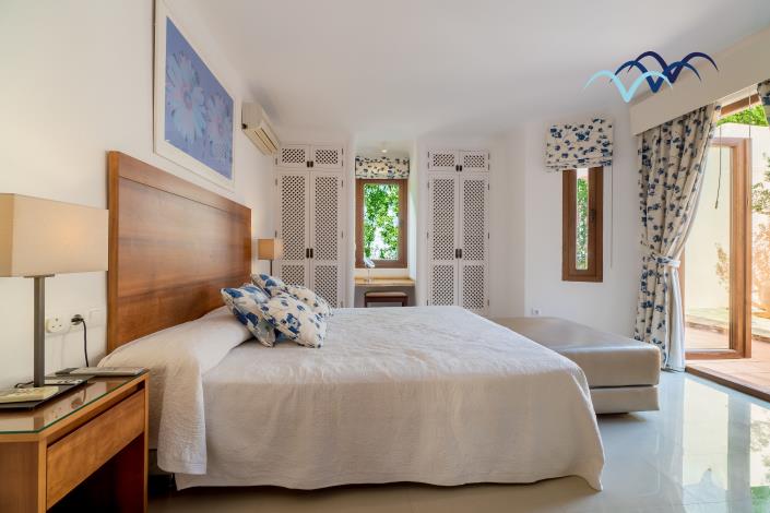 Image No.39-4 Bed Villa / Detached for sale