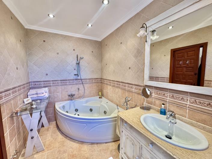 Image No.13-3 Bed Villa / Detached for sale