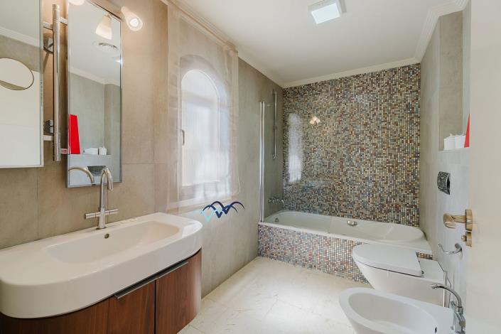 Image No.38-5 Bed Villa / Detached for sale