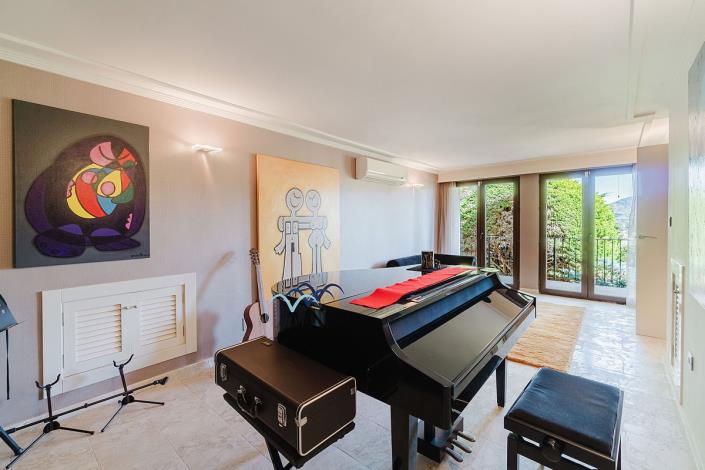 Image No.53-5 Bed Villa / Detached for sale