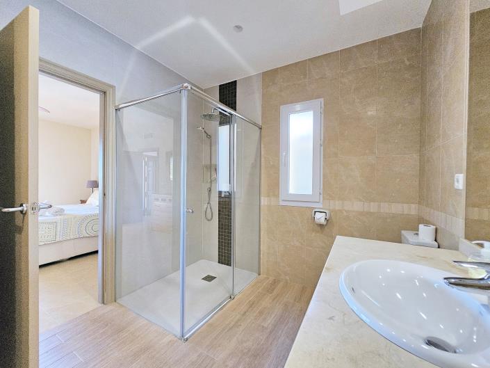 Image No.29-4 Bed Villa / Detached for sale