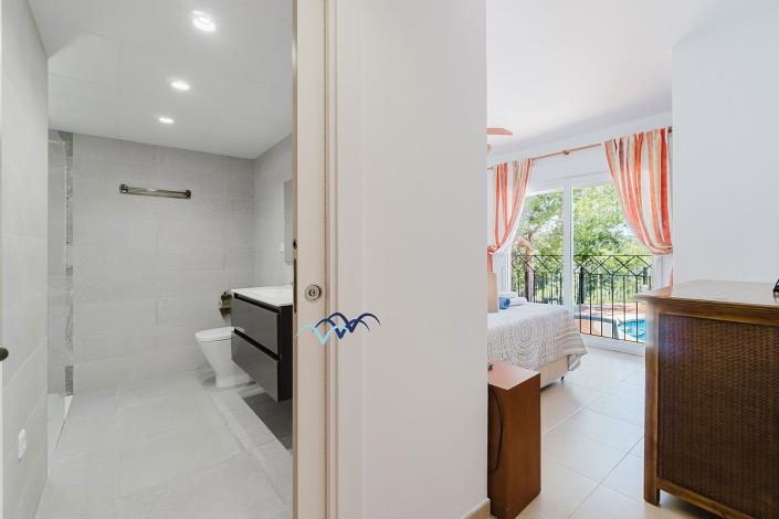 Image No.37-4 Bed Villa / Detached for sale