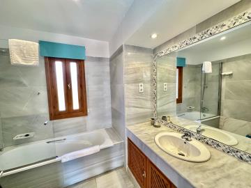 LH4-Bathroom-2-scaled