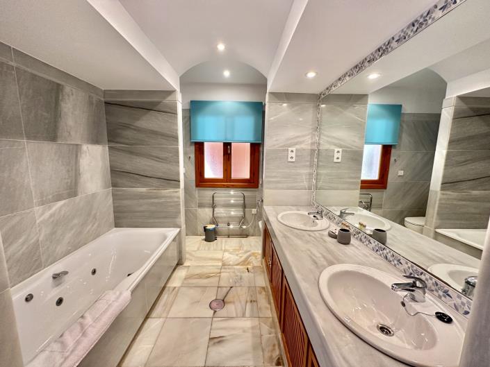 Image No.11-3 Bed Villa / Detached for sale