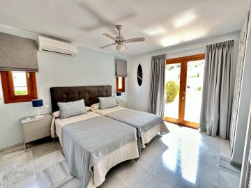 LH4-Bedroom-2-scaled