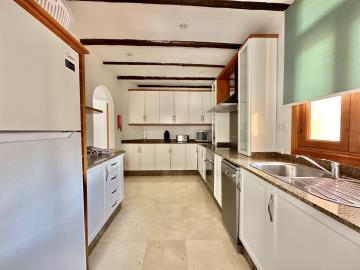 LH4-Kitchen-2-scaled