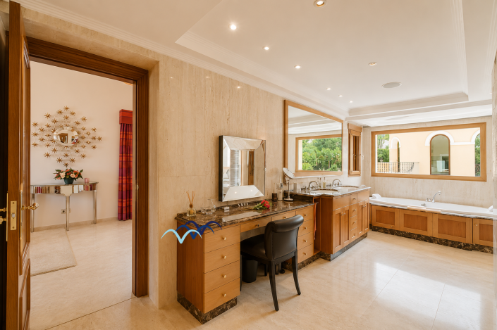 Image No.37-4 Bed Villa / Detached for sale