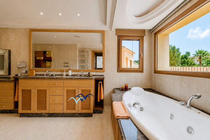 Image No.38-4 Bed Villa / Detached for sale