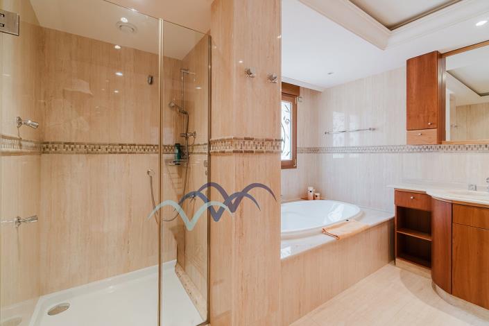 Image No.42-4 Bed Villa / Detached for sale