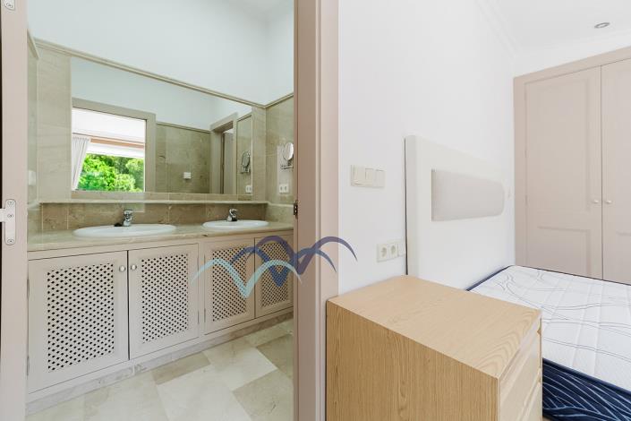 Image No.19-4 Bed Semi-Detached for sale