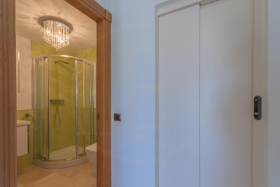 13-MM8-lif---cloakroom