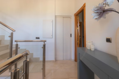 23-MM8-hall-to-master-and-top-floor