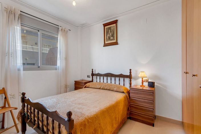 Image No.17-2 Bed Property for sale