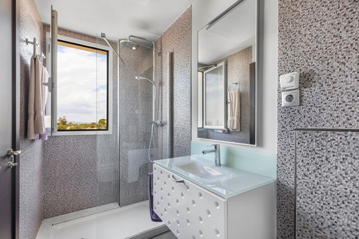 Image No.17-2 Bed Property for sale