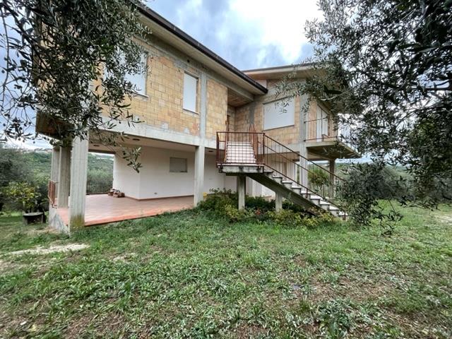 Image No.2-4 Bed Country House for sale