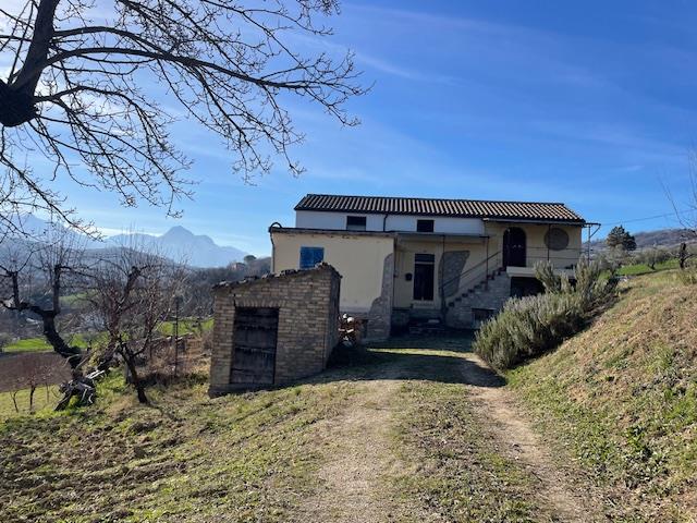 Image No.46-Maison de campagne de 2 chambres à vendre à Bisenti