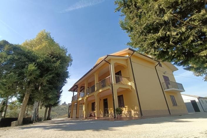 Image No.3-5 Bed Farmhouse for sale