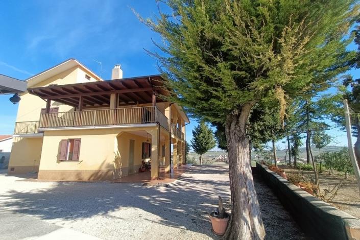 Image No.11-5 Bed Farmhouse for sale