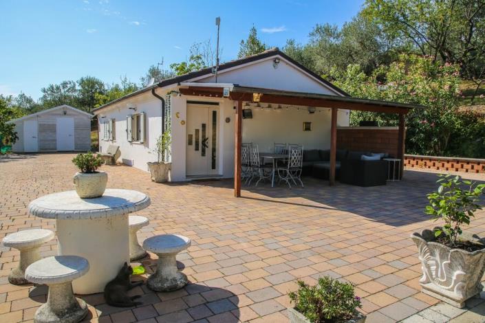 Image No.2-Maison de campagne de 3 chambres à vendre à Loreto Aprutino