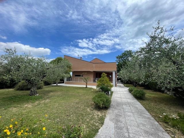 Image No.2-4 Bed Country House for sale