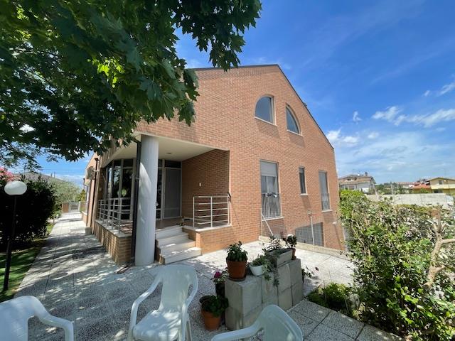 Image No.5-4 Bed Country House for sale