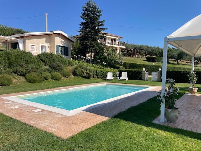 Image No.1-8 Bed Country House for sale
