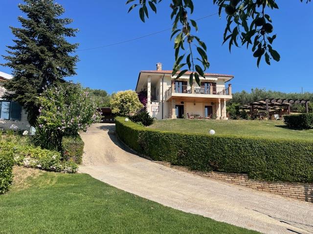 Image No.2-8 Bed Country House for sale