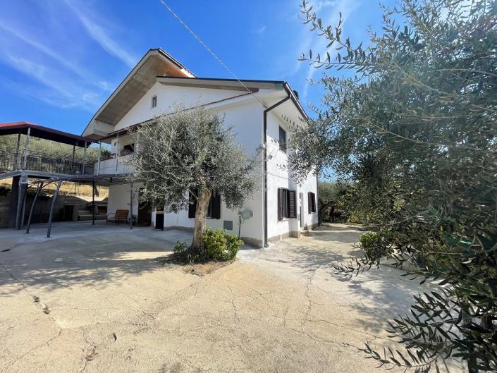 Image No.7-6 Bed Country House for sale
