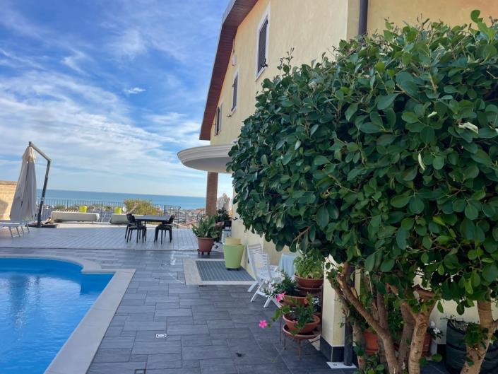 Image No.9-4 Bed Villa for sale