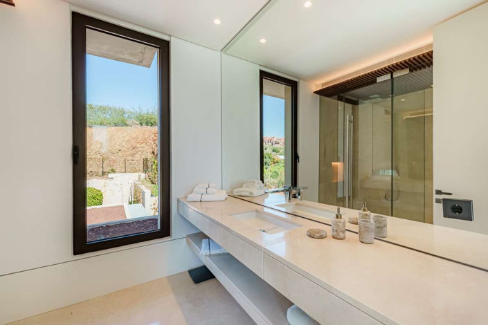 Image No.11-8 Bed Villa for sale