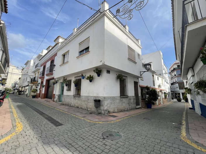 Image No.18-8 Bed House for sale