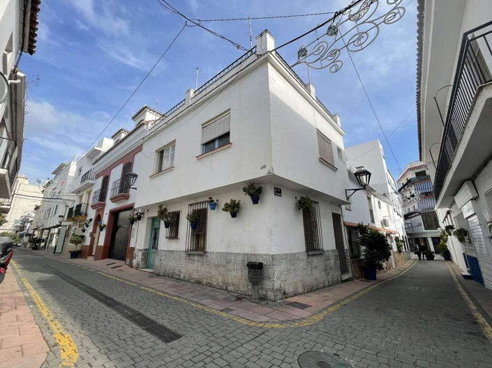 Image No.8-8 Bed House for sale