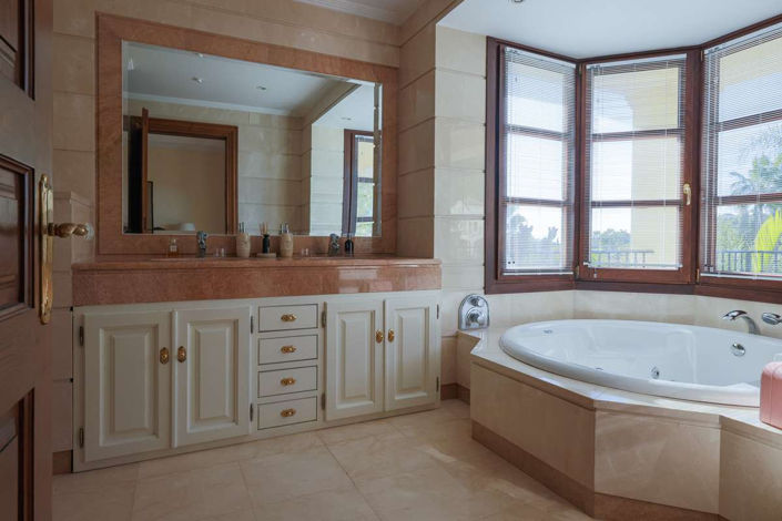 Image No.10-6 Bed Villa for sale