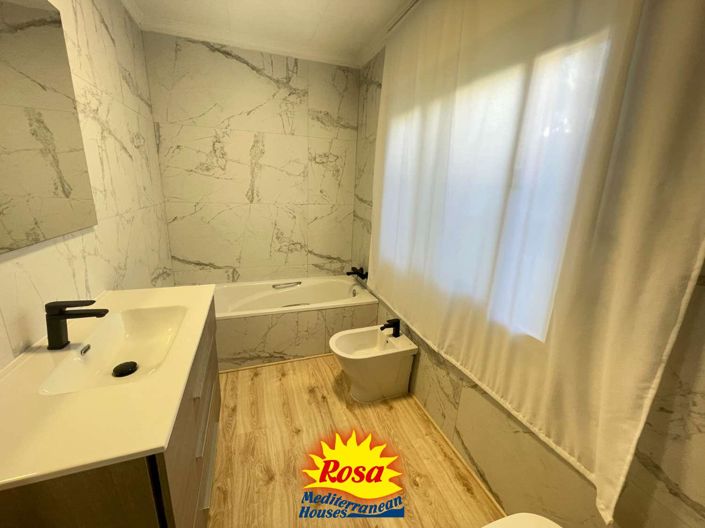 Image No.28-5 Bed Chalet for sale