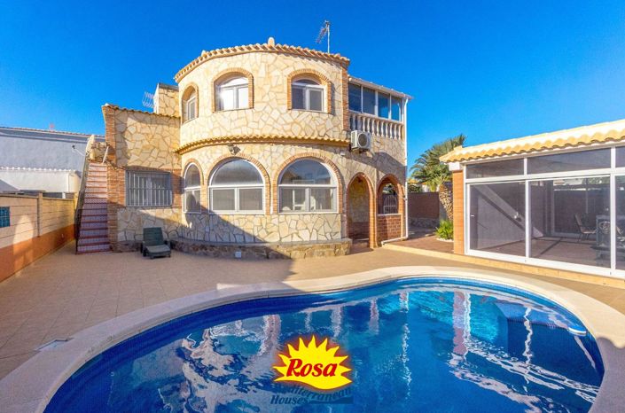 Image No.2-4 Bed Villa for sale