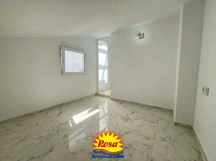 Image No.17-3 Bed Property for sale