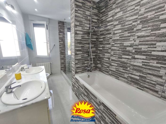 Image No.40-4 Bed Chalet for sale