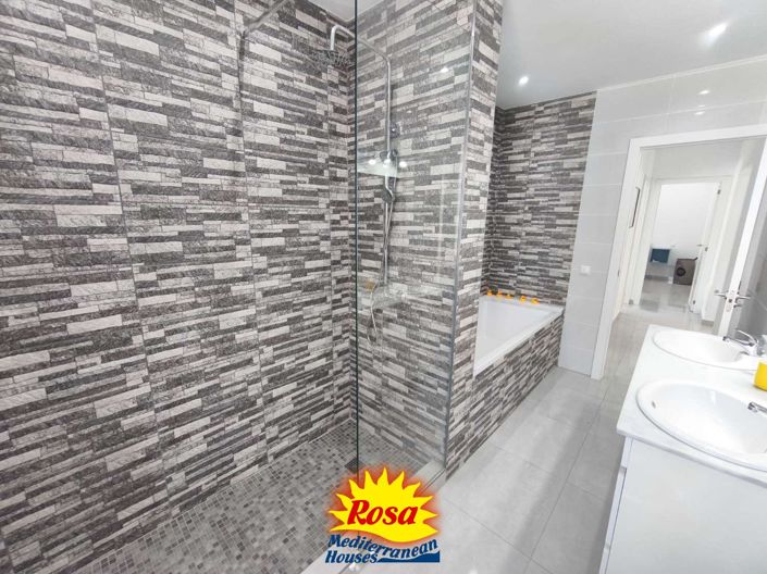 Image No.48-4 Bed Chalet for sale