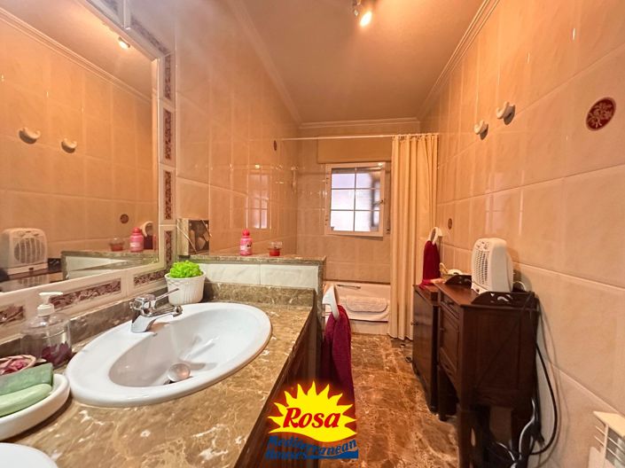 Image No.26-4 Bed Property for sale