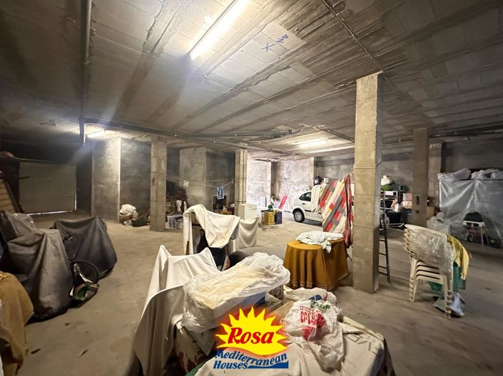 Image No.4-4 Bed Property for sale