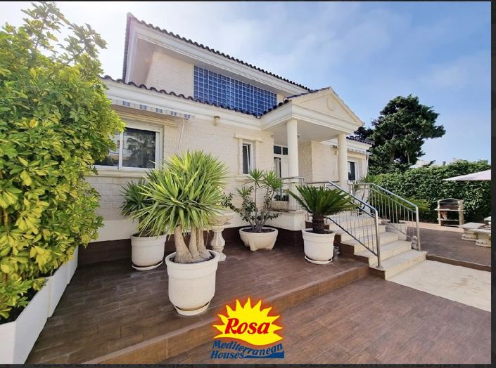 Image No.2-Villa de 5 chambres à vendre à Torrevieja