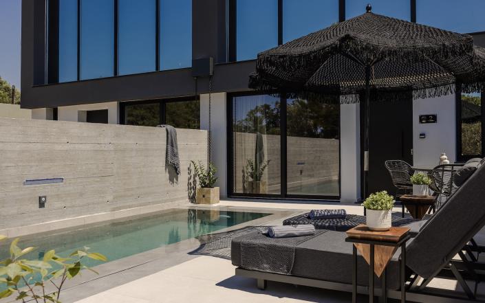 Image No.11-8 Bed Commercial for sale