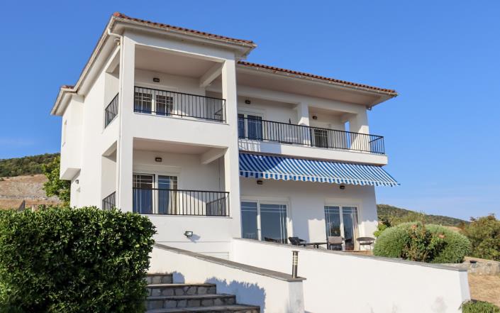 Image No.2-4 Bed Vineyard for sale