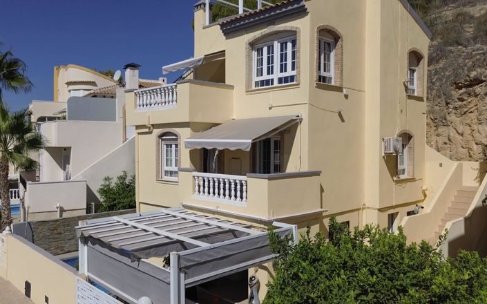 Image No.1-4 Bed Villa / Detached for sale