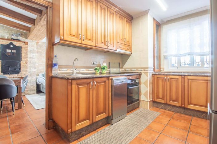 Image No.17-4 Bed Property for sale