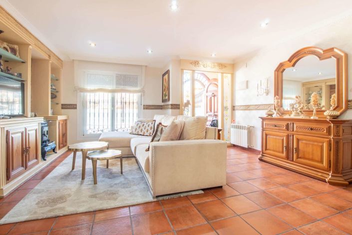 Image No.4-4 Bed Property for sale