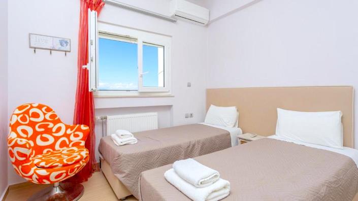 Image No.32-8 Bed Villa / Detached for sale